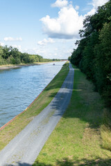 Der Mittellandkanal eine wichtige Wasserstraße. Er ist rund 325 Kilometer lang und damit der längste künstliche Wasserweg Deutschlands.
