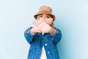 Young blonde caucasian woman isolated doing a denial gesture