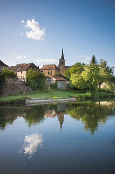 village fran&ccedil;ais le long du canal de Roanne &agrave; Digoin
