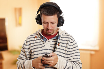 junger Mann hört Musik