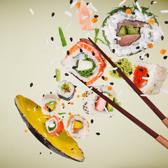 Fototapety  Kawałki pysznego japońskiego sushi zamrożone w powietrzu na tle pastelowych kolorów.