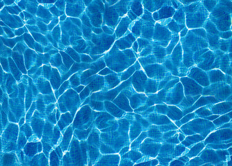 Fototapeta na wymiar beautiful clear pool water reflecting in the sun, tp down view