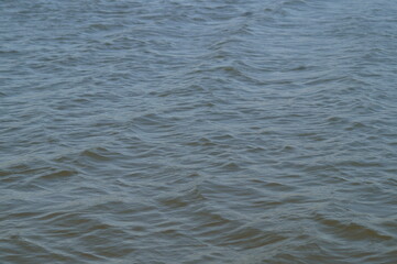 as águas de um belo e calmo lago azul