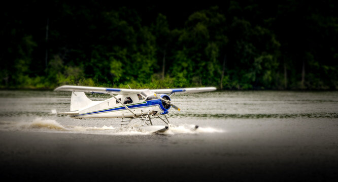Hydravion  atterrissage sur un lac 