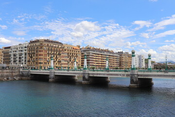 le pont Zurriola sur le fleuve Urumea, construit en 1921, ville de Saint Sébastien, Espagne