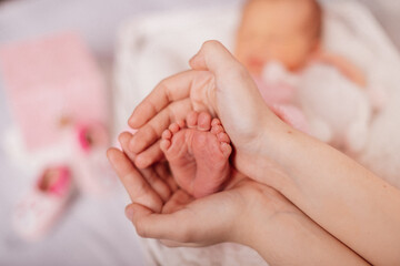 Obraz na płótnie Canvas winzige Füße eines Neugeborenen 