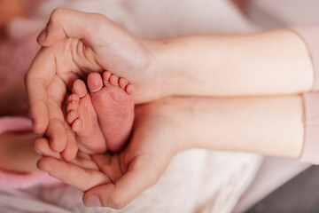 winzige Füße eines Neugeborenen	 - obrazy, fototapety, plakaty