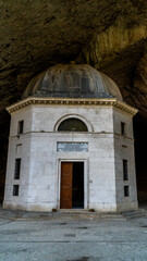 Fototapeta na wymiar Facciata frontale del Tempio del Valadier situato nelle grotte di frasassi