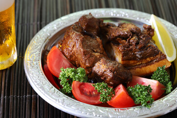 金属の皿に盛られた煮豚