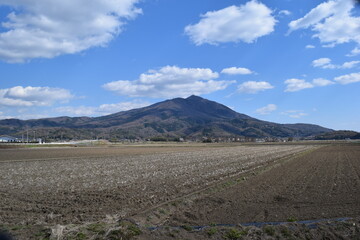 筑波山 ／ 日本百名山、日本百景、関東の富士見百景、日本の地質百選に選定されている、標高877mの筑波山です。男体山と女体山の２つの峰を持ち、古くから信仰の山として栄えてきました。