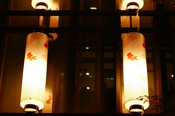 日本の美しい夜と金魚のランプ