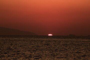 世にも美しいだるま夕日を、人生で一度は見てみよう。