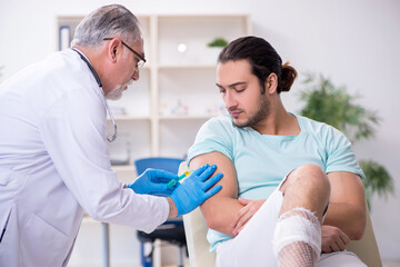 Obraz premium Young leg injured man in the hospital