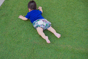 芝生で遊ぶ日本人の赤ちゃん