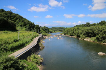 阿武隈川と安達太良山（福島県・二本松市）