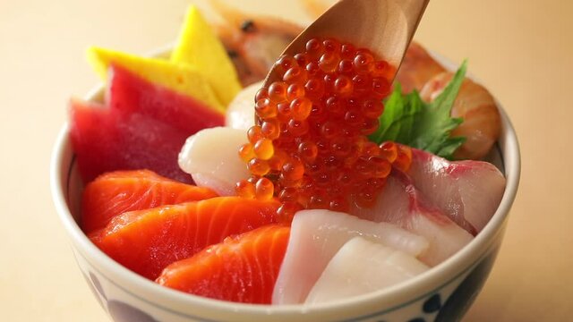 具沢山な海鮮丼にいくらを乗せる