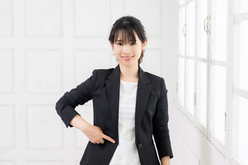 お腹に手を当てる若い女性