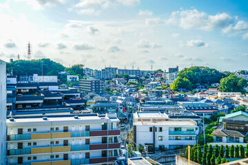 横浜市戸塚区の街並みと青空