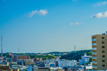 横浜市戸塚区の街並みと青空
