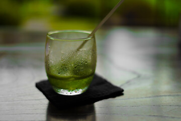 和風テーブルに置かれた冷たい抹茶