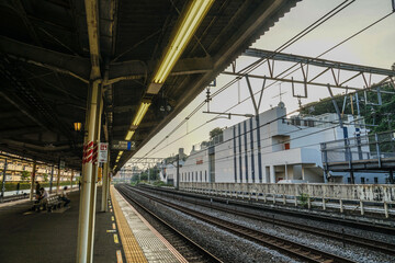 早朝の横浜市保土ヶ谷駅のプラットフォーム