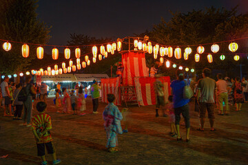 夏祭りの盆踊りイメージ