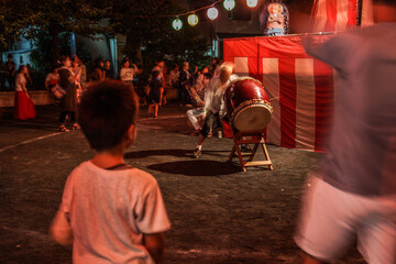 夏祭りの盆踊りイメージ