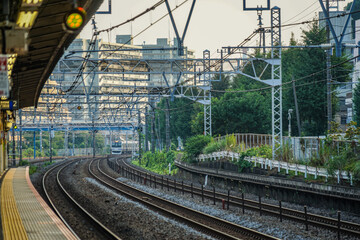 横浜市保土ヶ谷駅のプラットフォームと湘南新宿ライン
