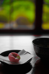 和風テーブルに置かれた抹茶と和菓子