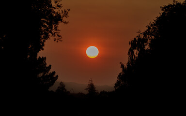 Smoky Sunset during the CZU Lightning Complex Wildfires in California in Summer 2020 - obrazy, fototapety, plakaty