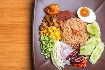 Rice mixed with shrimp paste in brown plate
