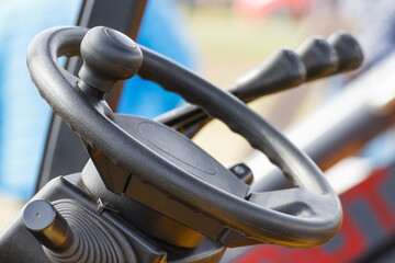 Steering wheel and operating control levers in forklift, tractor or other industrial machine