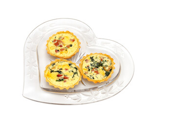 Quiche lorraine servido, listo para comer, aislado sobre fondo blanco.