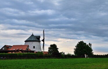 Fototapeta na wymiar Alte Windmühle in Lesná, Tschechien