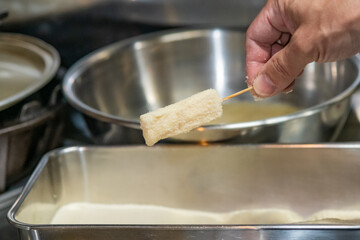 串カツ居酒屋の仕込み