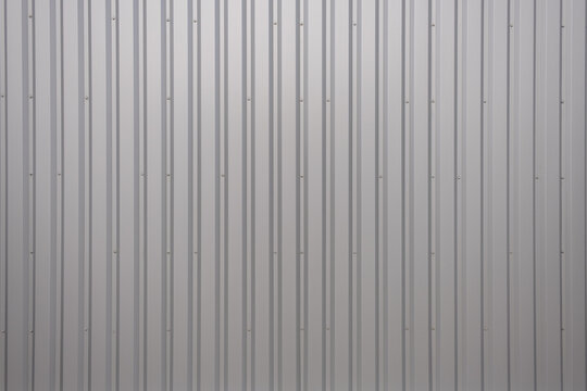 Textur von silberner Blech Wand einer Lagerhalle. Material f&uuml;r Wand, Boden oder Hintergrund. Aluminium Wellblech.
