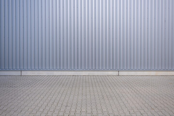 Textur von silberner Blech Wand einer Lagerhalle. Material für Wand, Boden oder Hintergrund....