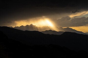 Coucher de soleil épique sur le Mont Vallier dans les Pyrénées