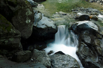 マイナスイオンにつつまれた渓谷の清流