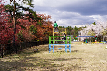 公園のジャングルジムで遊ぶ子どもたち
