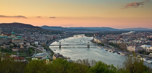 Obraz premium Great panorama view of Danube river, Elizabeth Bridge and Pest part of the city from Gellert hill. Budapest, Hungary. Evening, twilight.