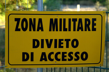 Cartello di divieto di accesso per zona militare.