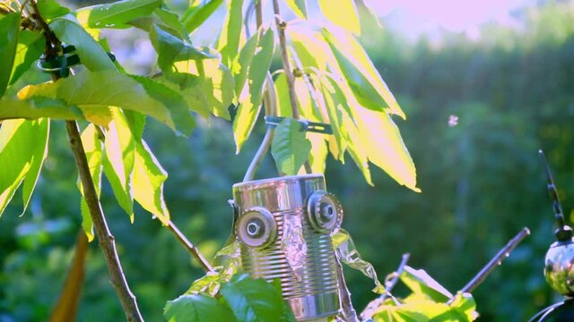 Selbst gemachte Blechdoseneule im Garten in Niederbayern Deutschland.