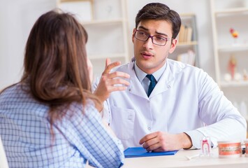 Obraz premium Patient visiting dentist doctor for preliminary appointment