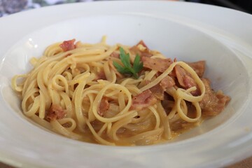 Pâtes au saumon dans une assiette blanche, ville de Saint Sébastien, Espagne