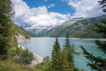 Fototapeta na wymiar Blick auf den Lago di Malga Bissina in Südtirol Italien Trentino