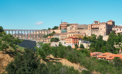 Fototapeta na wymiar panoramica de la ciudad de Segovia y su acueducto desde lo alto de una colina