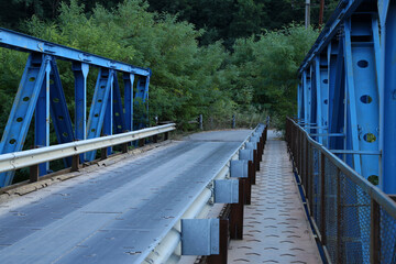 Obraz premium metal bridge across the river