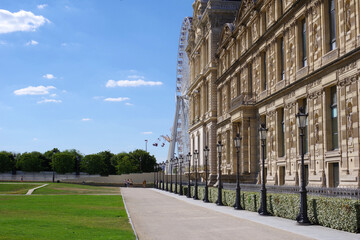 Fototapeta na wymiar Grande Roue et Palais des Tuileries