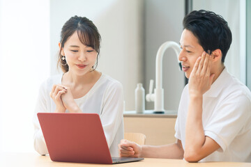 会話するカップル